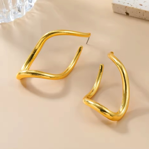 Mirella - New ZAA Statement Earrings. Irregular Shape Metal Earrings. 2025 Trend - Picture 4 of 10